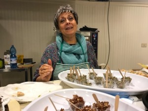 La nostra Marilina Fravolini presenta le sue specialità vegane preparate per l’inaugurazione.